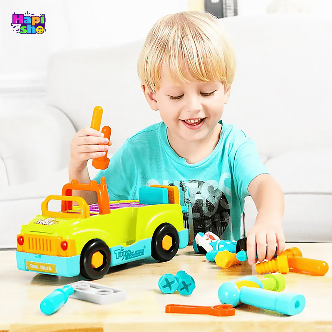 کودک در حال بازی با اسباب بازی ماشین ابزار هولی تویز موزیکال مدل Hola Toys 6109
