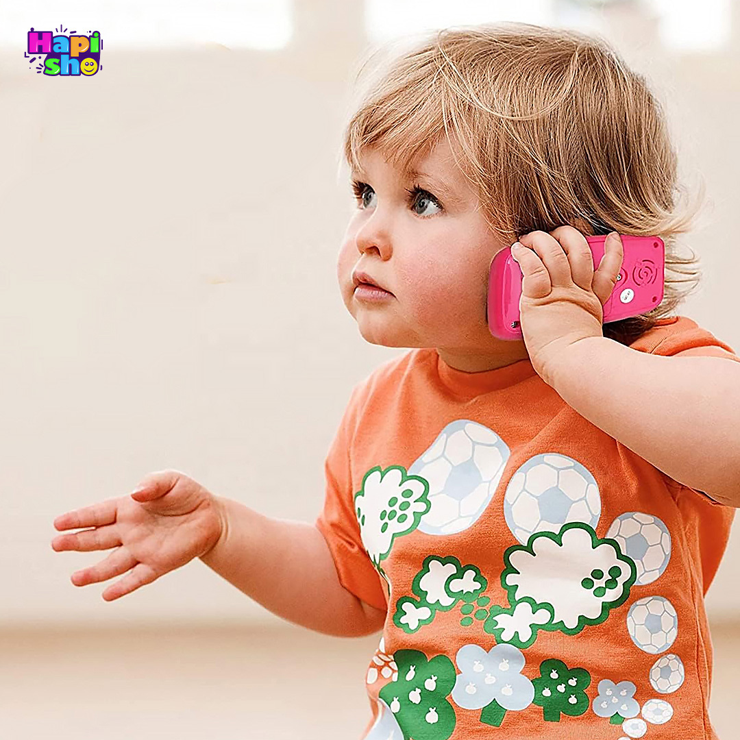  کودکدر حال استفاده از اسباب بازی موبایل لمسی و موزیکال هولی تویز مدل My Frist Smartohone–اسباب بازی 